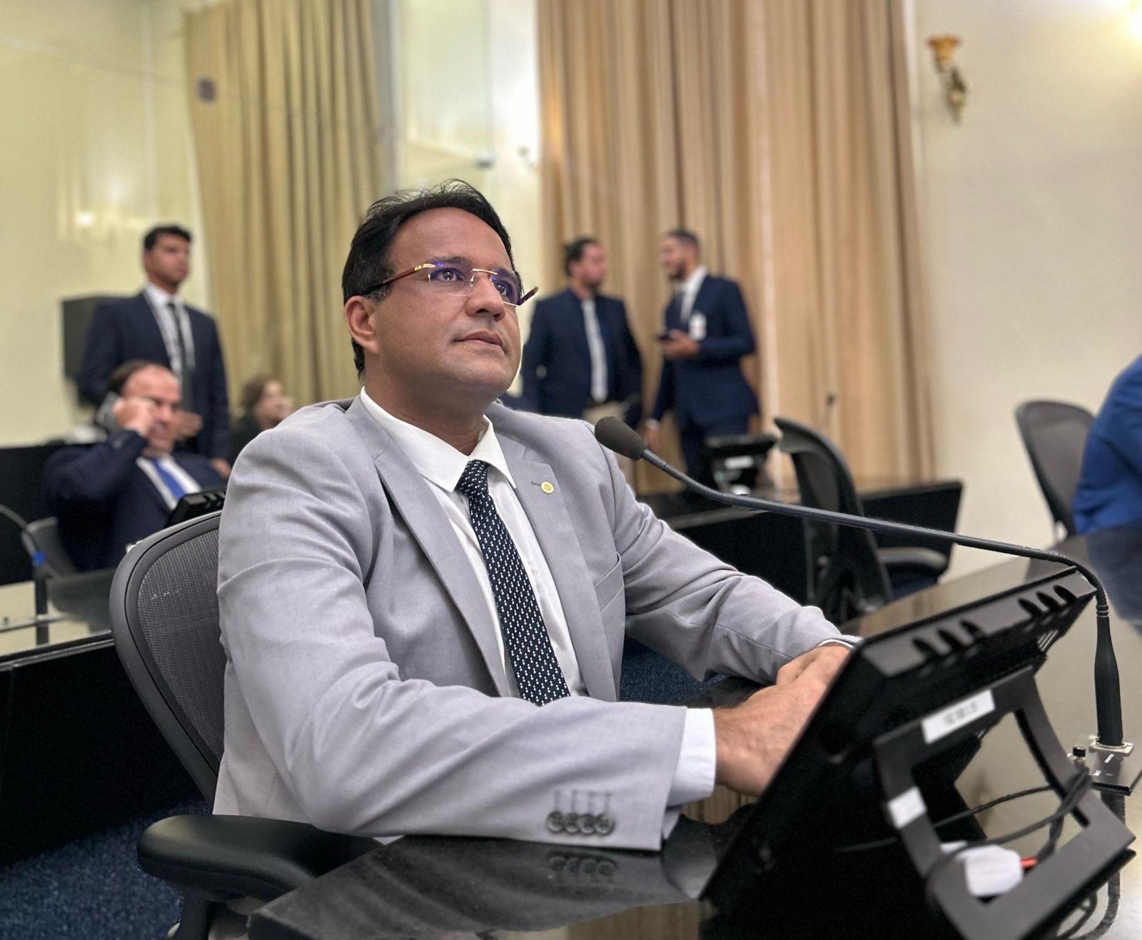 Deputado Mesaque Padilha protocola projeto de lei que proíbe nudez e atos impróprios em instituições de ensino de Alagoas