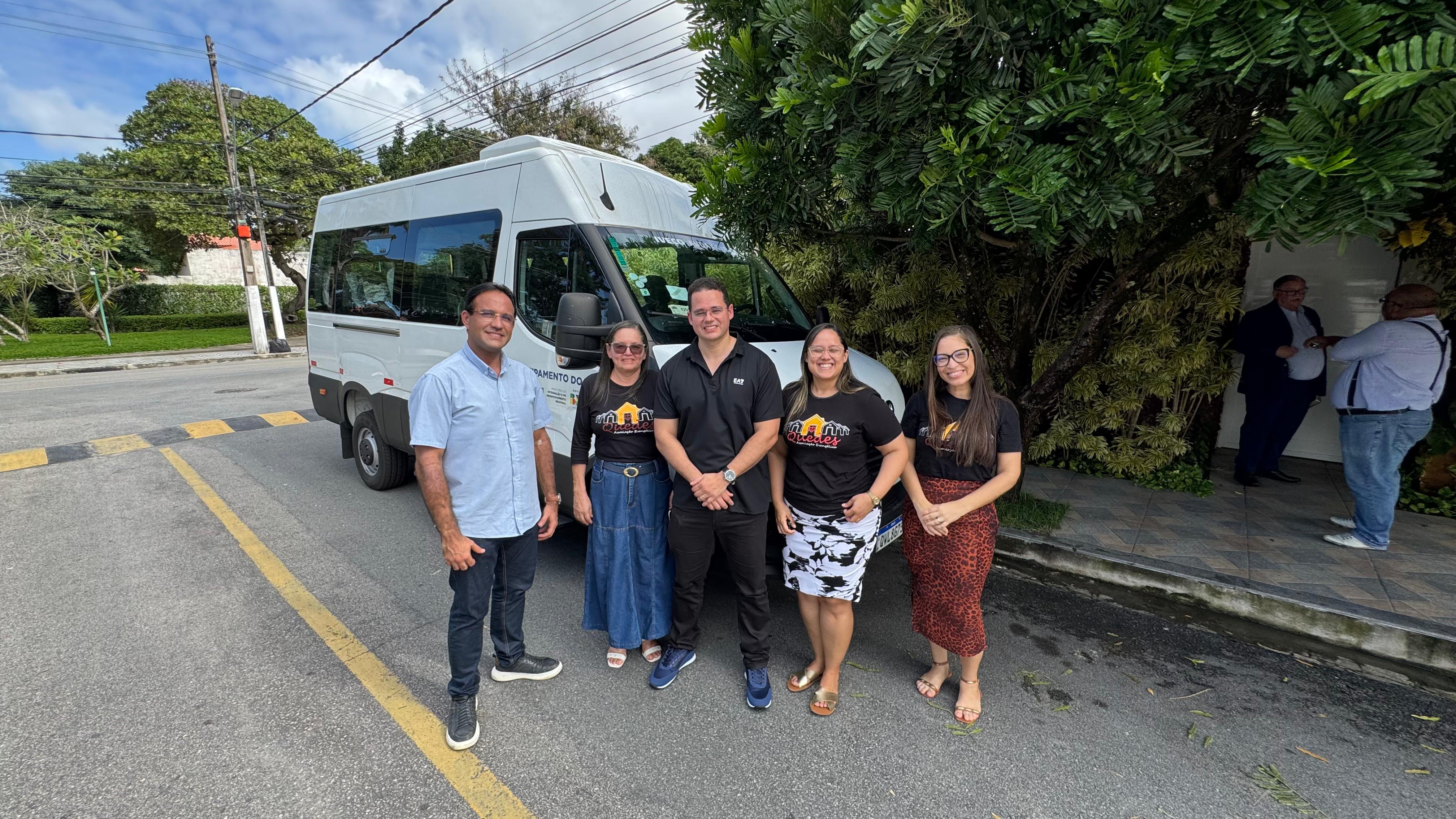 Deputado Mesaque Padilha participa da entrega de van destinada ao Quedes em Maceió